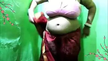 Booby aunty with huge melons wearing sari showing huge cleavage and big navel