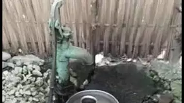 Cutie caught washing body outdoor in Desi mms clip filmed by lover