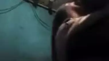 Comely Desi girl teases BF by performing little XXX show dressed in sari