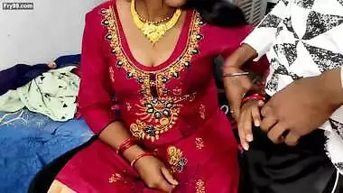 Chat Par Kapde Sukha Rahi Bahu Ko Gold Necklace Dekar Apni Havas Bhujayi ! Desi Porn Hindi