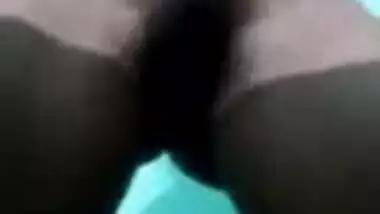 Desi woman takes off pants to masturbate in the amateur porn video