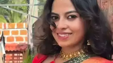 Cute Indian lady showing boobs on viral video call