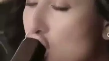 ???? Kareena Kapoor Loves Licking Suckin her Chocolate Ice Lolly