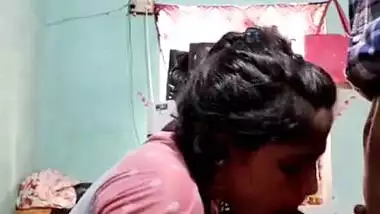 Amateur XXX video of awesome Desi hottie giving a blowjob to the guy