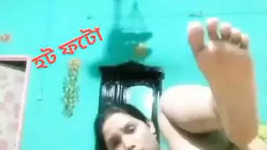 Bangla naked girl fucks her pussy with brinjal