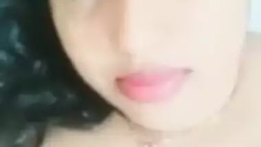 Hot XXX striptease video of the Sri Lankan Desi wife with lush lips