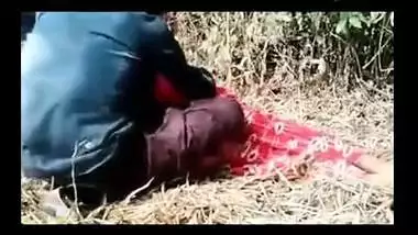 Desi pair have a fun a romantic outdoor sex session on the farm