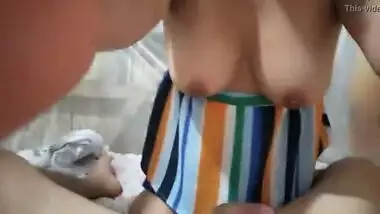 Me meto a la cama de mi sobrino y lo hago terminar en mis grandes tetas, tío nos pilla teniendo sexo!!