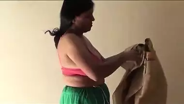 Mature Desi woman takes her sari down and exposes XXX parts in sex video