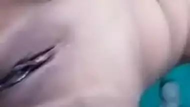 Cute Indian XXX girl records her clear shaved pussy on selfie cam