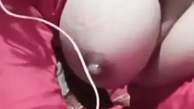 Desi woman can't enjoy porn action but she can expose succulent tits