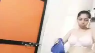Exclusive-sexy Srilankan Girl Strip Her Cloths And Showing Her Boobs And Pussy