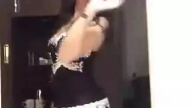 Stunning Desi hottie with perfect XXX curves dances in front of camera