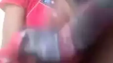 Inept Desi lifts sari up a bit to expose shaved pussy in solo XXX show