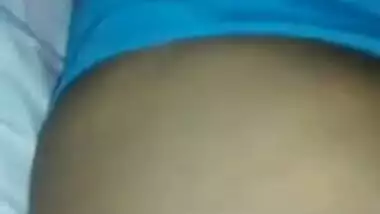 Indian chick records video for BF in which she acts like porn diva