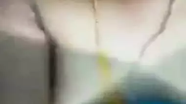 Desi cute girl showing her boobs