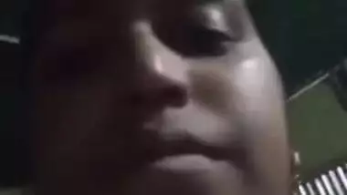 Naked Desi hussy poses for hot XXX video when putting clothes on