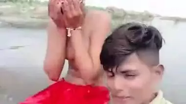 Dehati Desi XXX lovers enjoying outdoor sexy bathing on selfie cam MMS