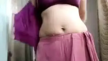 Hot Indian belle sneaks on balcony to perform little XXX strip show