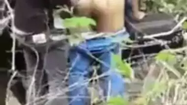 Teens couple gets caught having creampie sex on outdoor. Desi mms clips