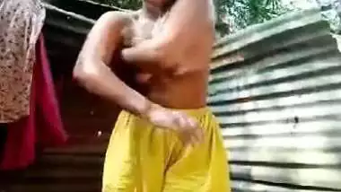 Men watch Desi taking outdoor shower in XXX solo video of MMS genre