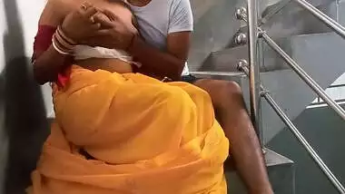 Roshani Bhabhi Ko Sidiyo Par Choda Khade Khade Jab Unka Bhaiya Se Jagda Hua