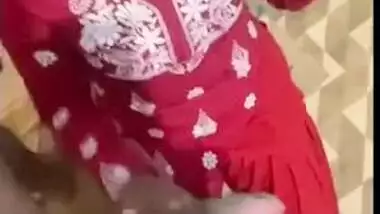 Nasty Desi XXX housewife giving a wet blowjob to her house owner MMS