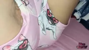 Xxx DESI Mi HERMANASTRA se quita las bragas y me enseña el coño y me pide que la folle cuando la familia no esta