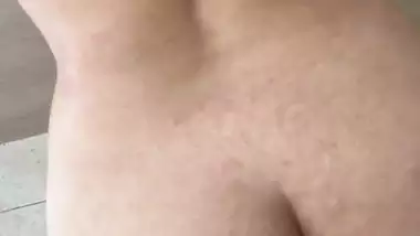 LA INDIA CULONA DE MI CUÑADA ME SIGUE A LA DUCHA Y ME PIDE QUE LE FOLLE SU RICO COÑO ESTRECHO Y ROSADO