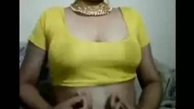 Amateur Desi MILF flashes her XXX boobs during sex cam show at home