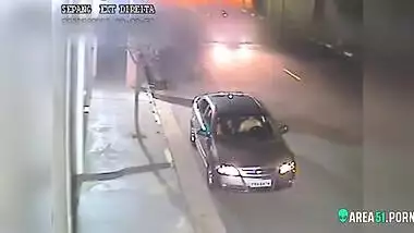 Risky and quick Indian sex on road in the center Mumbai, caught on cam