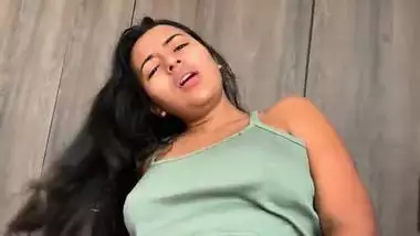 ROOMIE INDIA ME DESPIERTA CHUPANDO VERGA PARA CABALGAR MI VERGA SIN CONDON HASTA TERMINAR CON EL COÑO BOQUIABIERTO GOTEANDO SEMEN