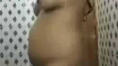 Guys adore watching naked Desi housewife in this XXX shower show MMS