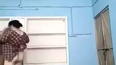 MMS video of mature Bhabhi having XXX affair with fat Desi neighbor