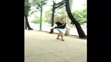 Gorda Culona en licra - se le marca la pucha