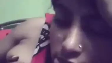 Desi babe is proud of sperm on face so she exposes if in XXX MMS video