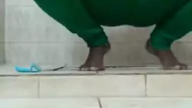 Desi MILF washes her sex hole on XXX camera in the shower cabin