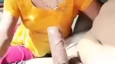 Housewife enjoys every second of oral XXX sex in Desi driver's car