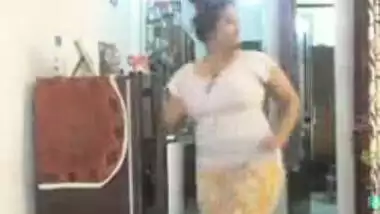 Hot desi indian bhabi shaking her sexi ass &boobs on bigo live...2