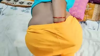 Desi woman isn't a little girl still she pisses in pants in XXX video