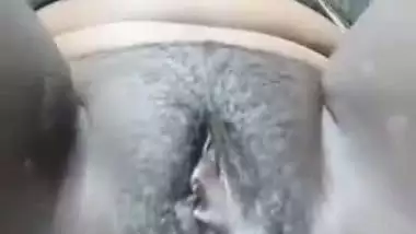 Tamil girl black pussy showing and fingering viral clip