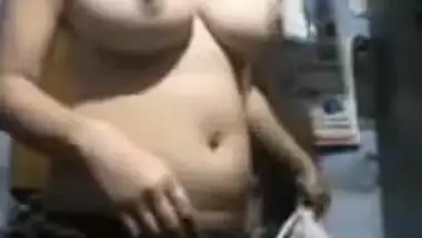 Indian gives the opportunity to check out her body before dressing