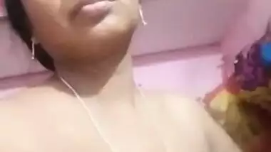 Desi girl's shows off tits and fucks her pussy in homemade XXX video