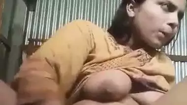 Indian lady masturbating MMS for her lover