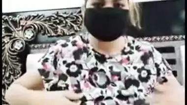 Desi slut plays with XXX pussy and cums while talking to BF on cam