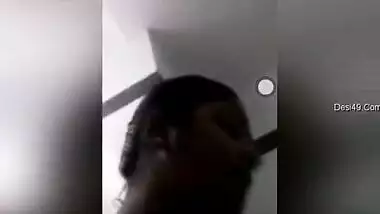 Tempting Desi MILF shows her XXX full lips and tits in close-up