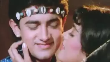 Aamir Khan Gives Juhi A Hickey - Tum Mere Ho - Hot Kissing Scenes.mp4
