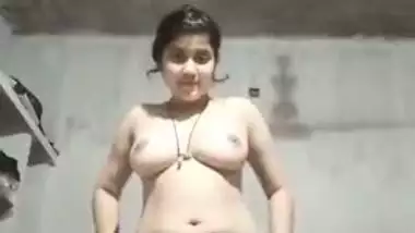 Desi girl makes solo XXX video of herself stripping down under the fan