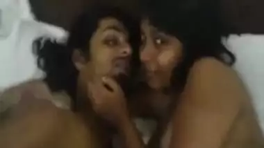 Desi girl exposes her sex parts because she loves XXX guy kissing nipples