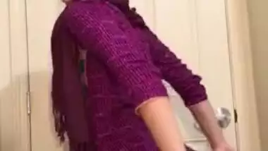 Desi chick makes XXX clip of herself pulling sari up to expose boobs